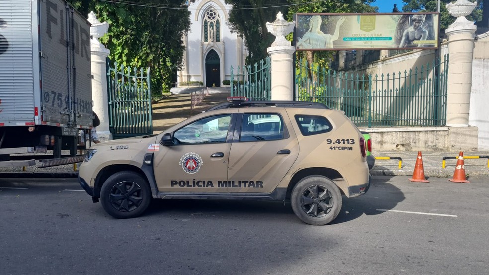 Policiamento é reforçado na região do Cemitério Campo Santo, em Salvador — Foto: Rildo de Jesus/TV Bahia