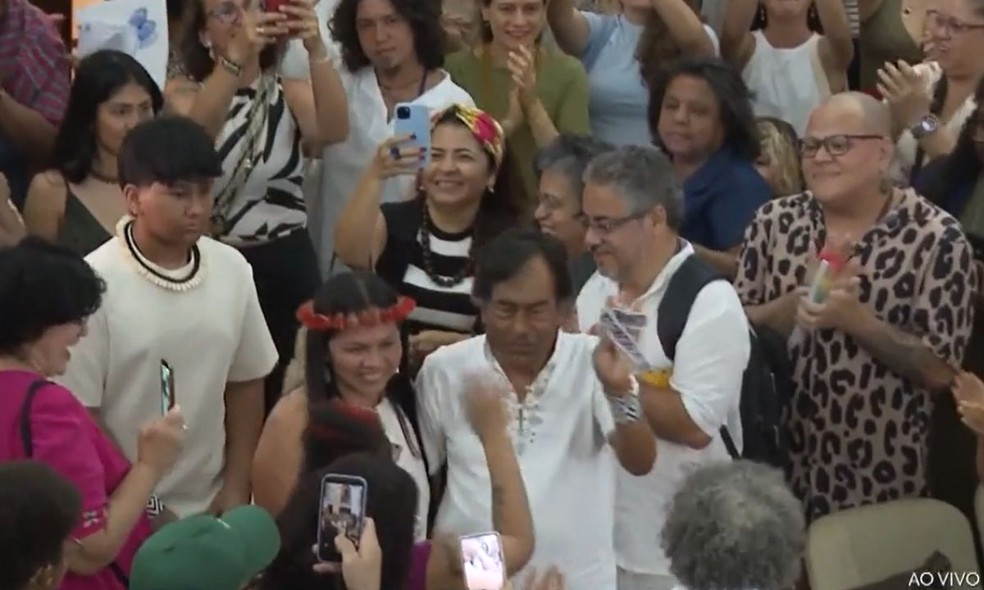 Ailton Krenak recebe título Doutor Honoris Causa pela UFBA — Foto: Reprodução/TV Bahia