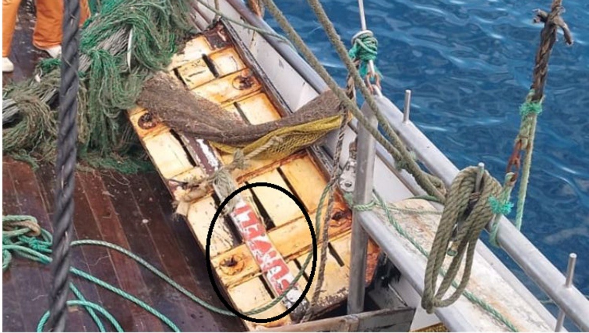 Nome de embarcação desaparecida em Maricá foi achada em fragmento de casco encontrado no mar