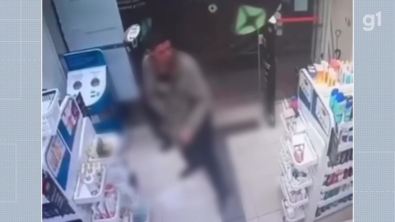 Funcionária reage a roubo em farmácia usando banco de plástico; veja vídeo