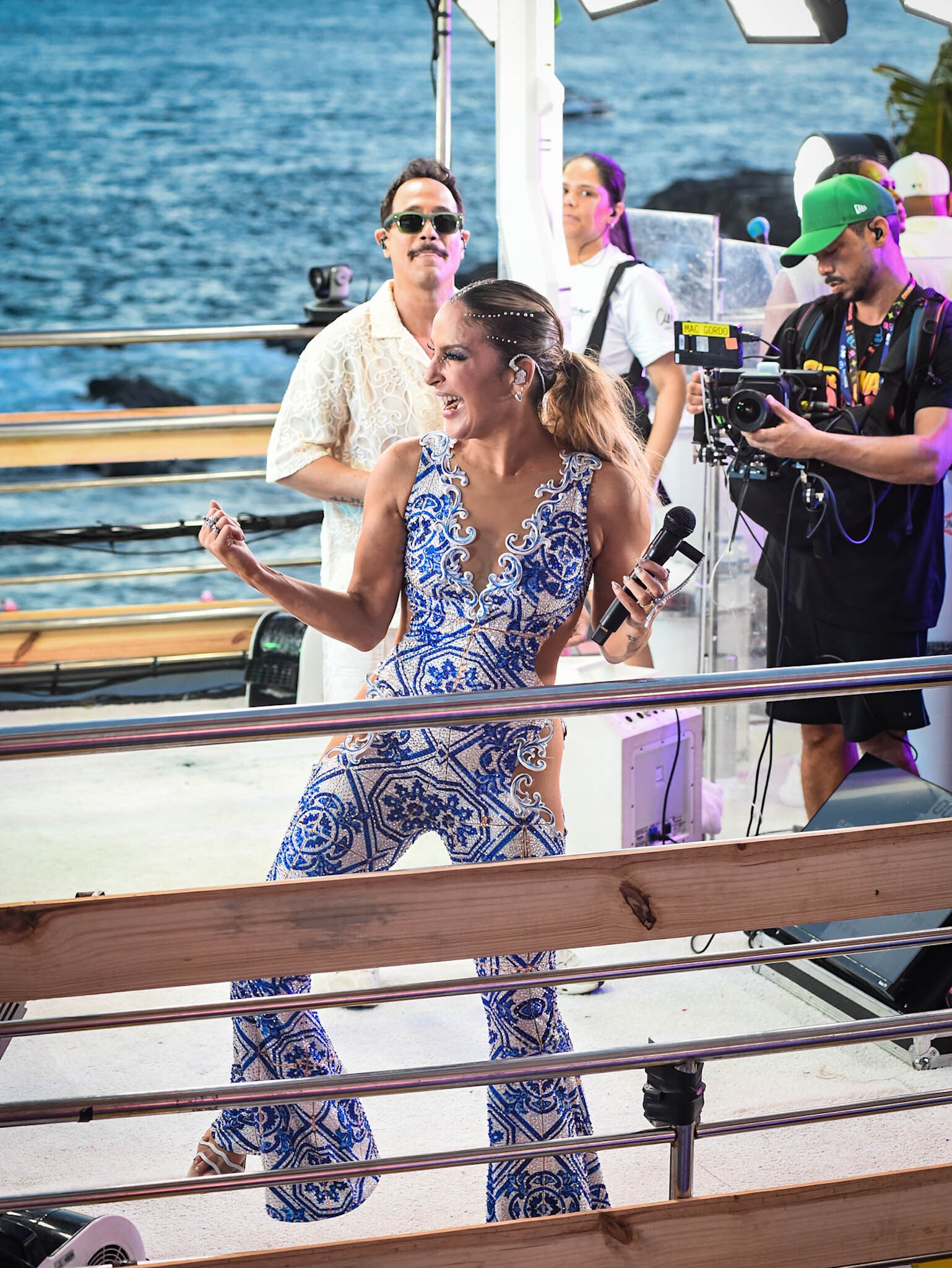 EXCLUSIVO: Claudia Leitte aposta em look inspirado em azulejos e arquitetura brasileira no carnaval de Salvador