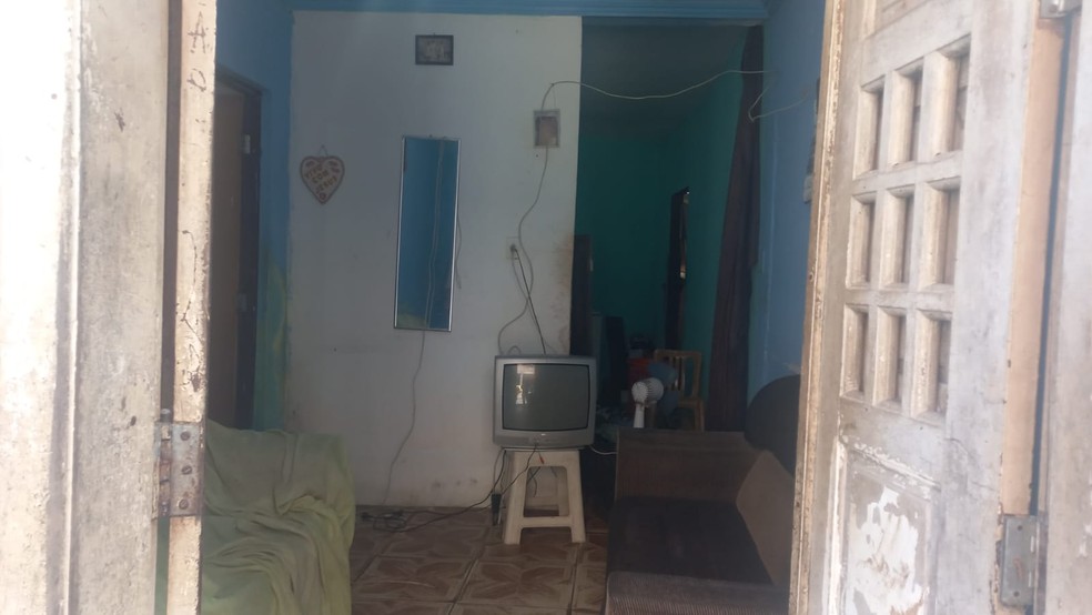 Matheus foi retirado à força de dentro de casa, segundo testemunhas — Foto: Andréa Silva/TV Bahia 