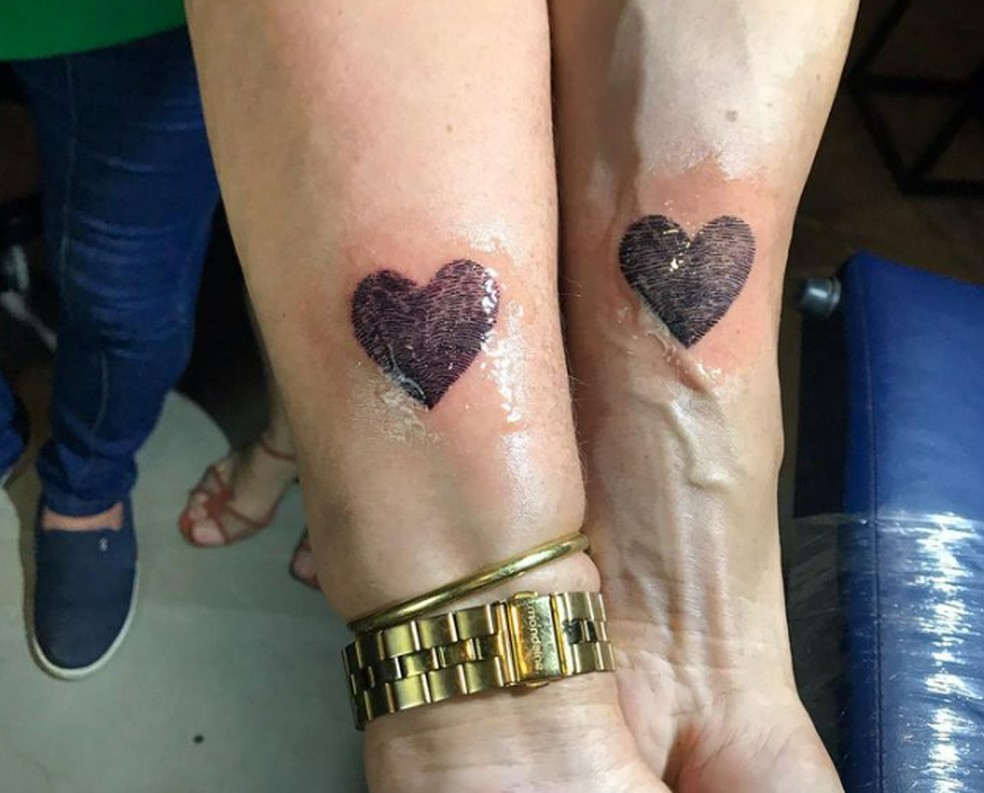 Tatuagem feita compartilhada com a mãe — Foto: Redes sociais
