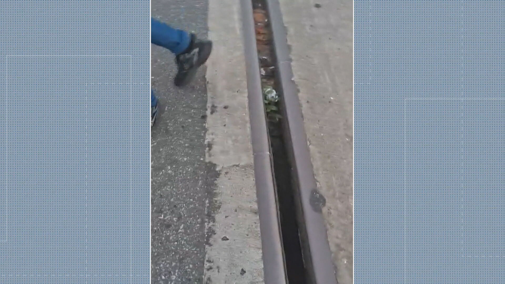 Motociclista morre ao cair de viaduto da Linha Vermelha após perder o controle em junta de dilatação