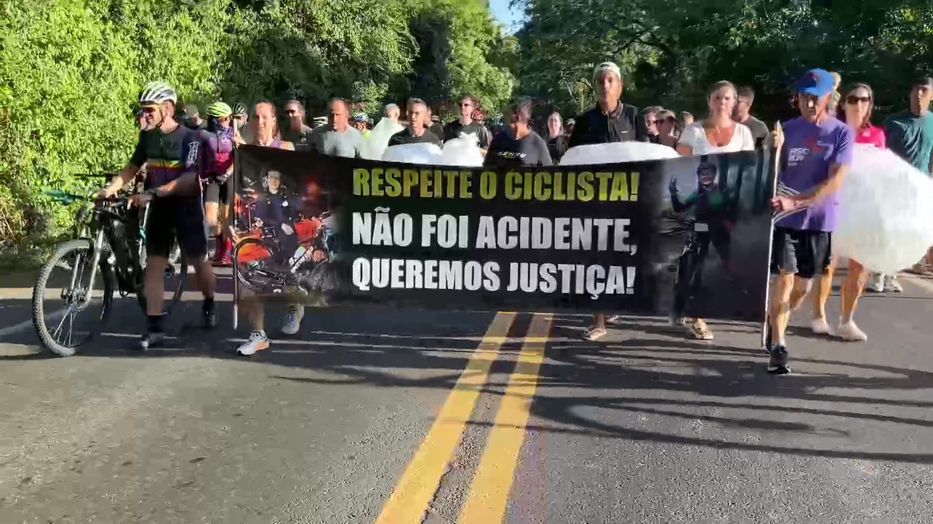 Protesto pede justiça por ciclistas mortas em atropelamento em rodovia do RS