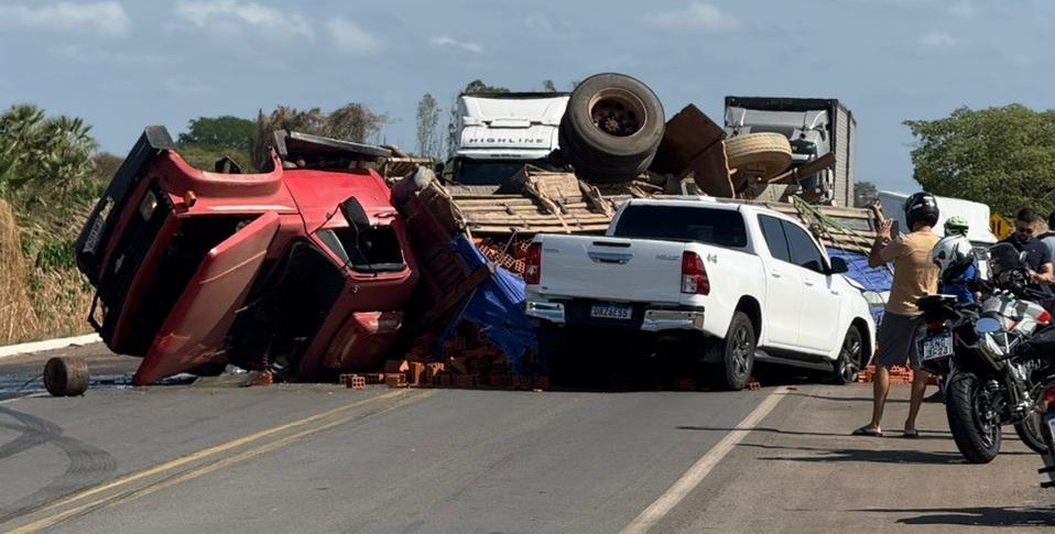 
Carro com secretário de cultura do Piauí é atingido por caminhão carregado com tijolos na BR-343