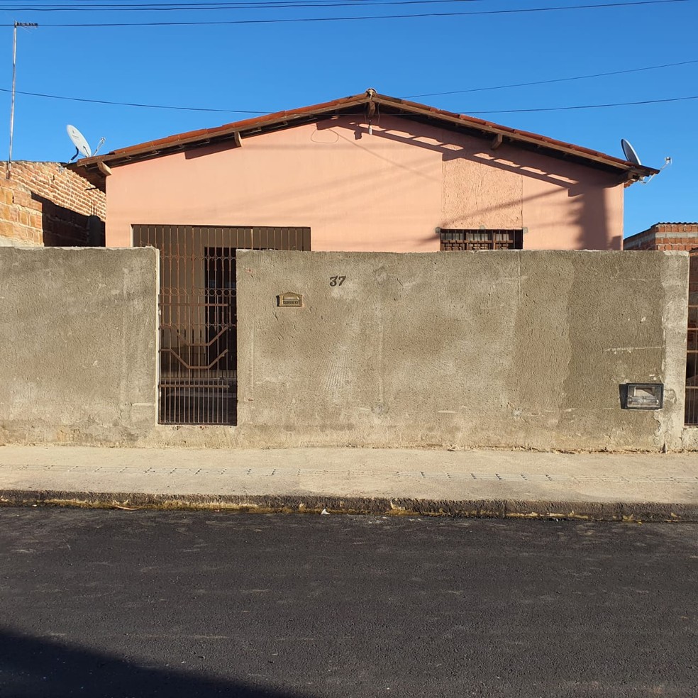 Casa onde mãe e seus dois filhos foram encontrados mortos em Pocinhos, PB — Foto: Eudes Marques