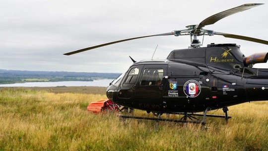 Helicóptero perde controle e cai em lago ao pegar água para combater incêndio na França