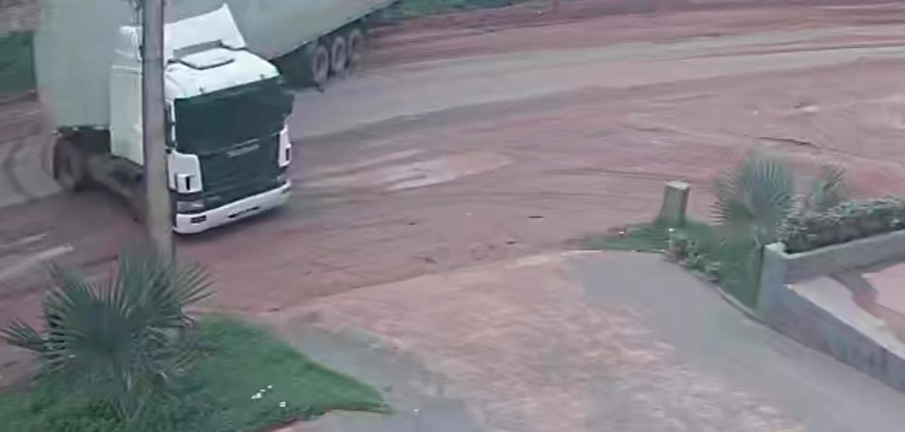 Carreta atinge poste durante manobra na rodovia Curuá-Una e deixa rede elétrica danificada