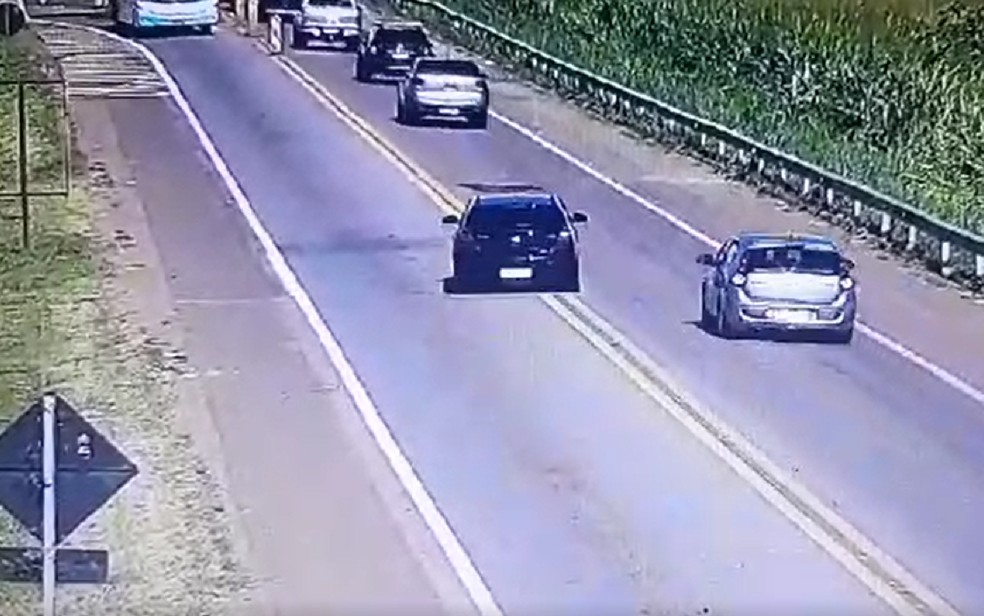 Carro de luxo é flagrado a 195 km/h em rodovia de Goiás; vídeo