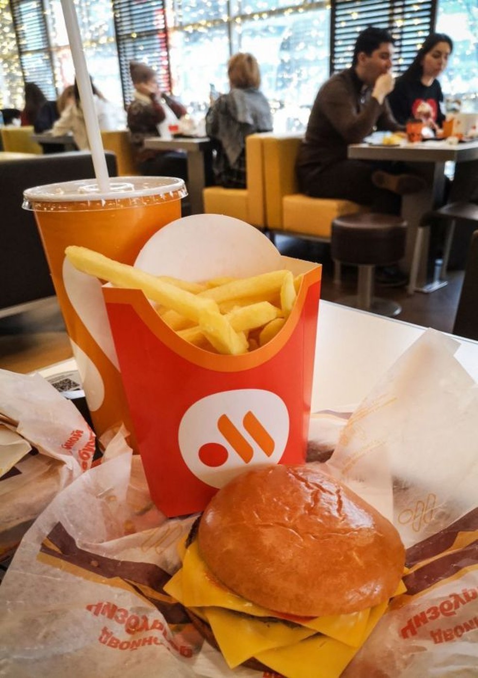 As 800 lojas do McDonald's passaram às mãos de um empresário que criou a marca "vkusno i tochka" que significa "rico e pronto!" — Foto: GETTY IMAGES via BBC