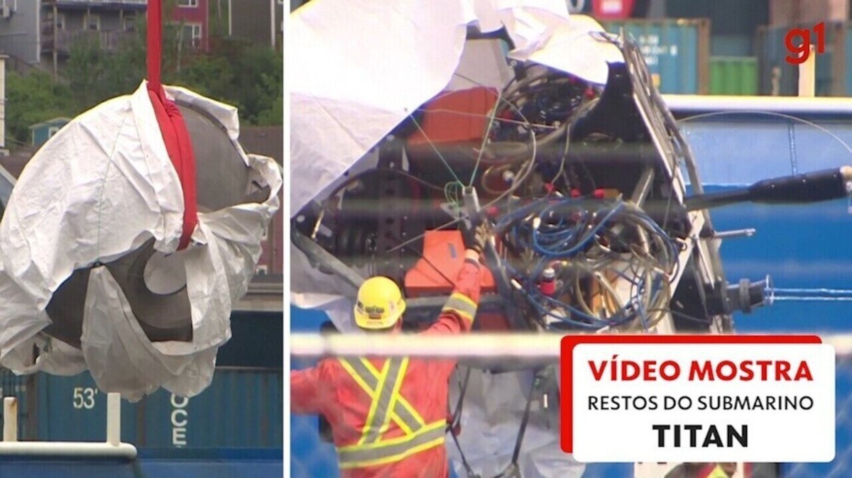 Peças do submarino e possíveis restos humanos são levados a investigadores para descobrir a causa da implosão