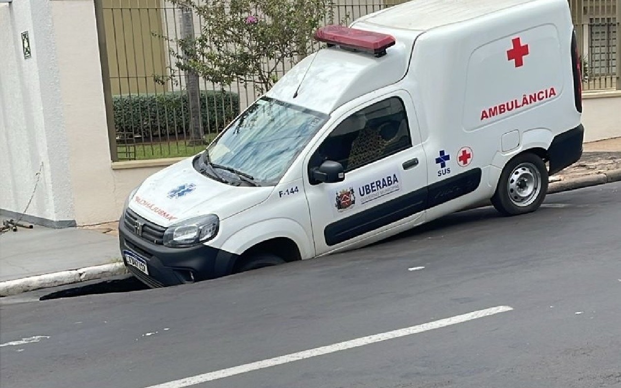 Ambulância é 'engolida' após asfalto ceder por vazamento em rua no centro de Bauru
