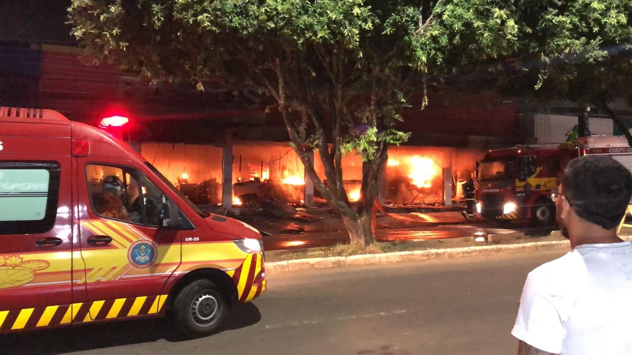 Incêndio de grandes proporções destrói supermercado em Manacapuru, no AM