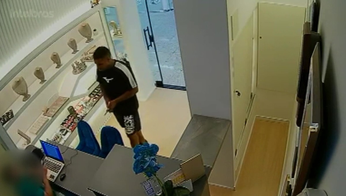 VÍDEO: câmera flagra assalto a joalheria de supermercado em Sumaré 