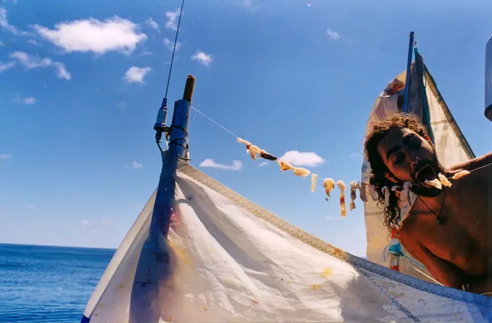 Os 'autonautas' testavam técnicas de sobrevivência, como secar peixes ao sol — Foto: Autonauti via BBC