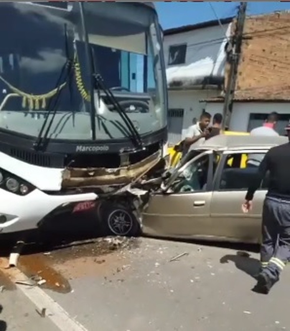 Carro bate em veículos e atropela duas pessoas na Ponta Verde, em Maceió, Alagoas