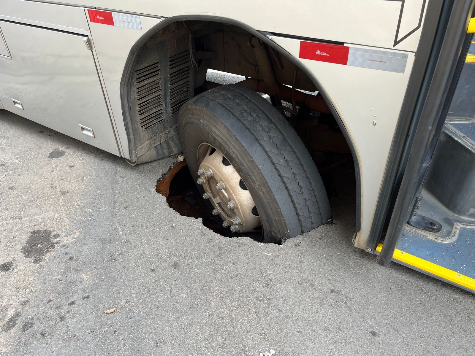 Asfalto cede, abre cratera e roda de ônibus afunda em Hortolândia