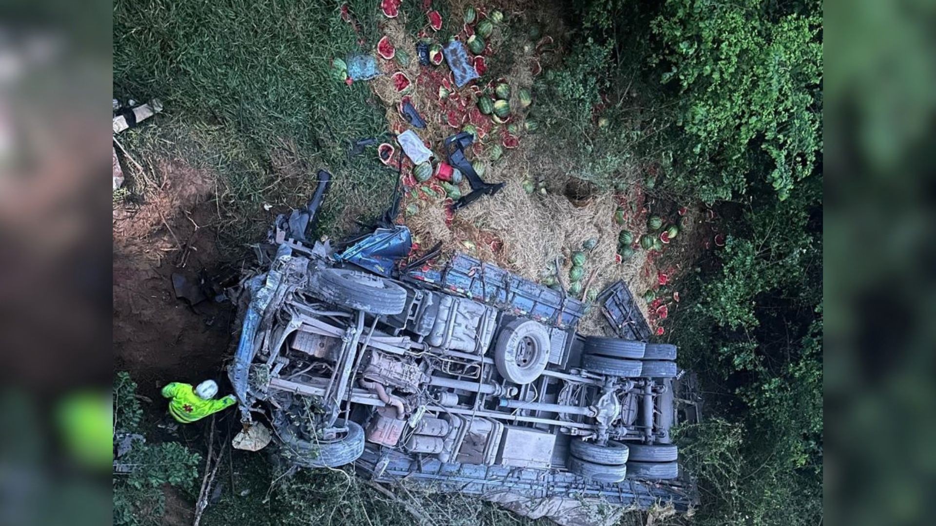 Caminhão de melancia cai de ponte na BR-153 e motorista fica preso às ferragens