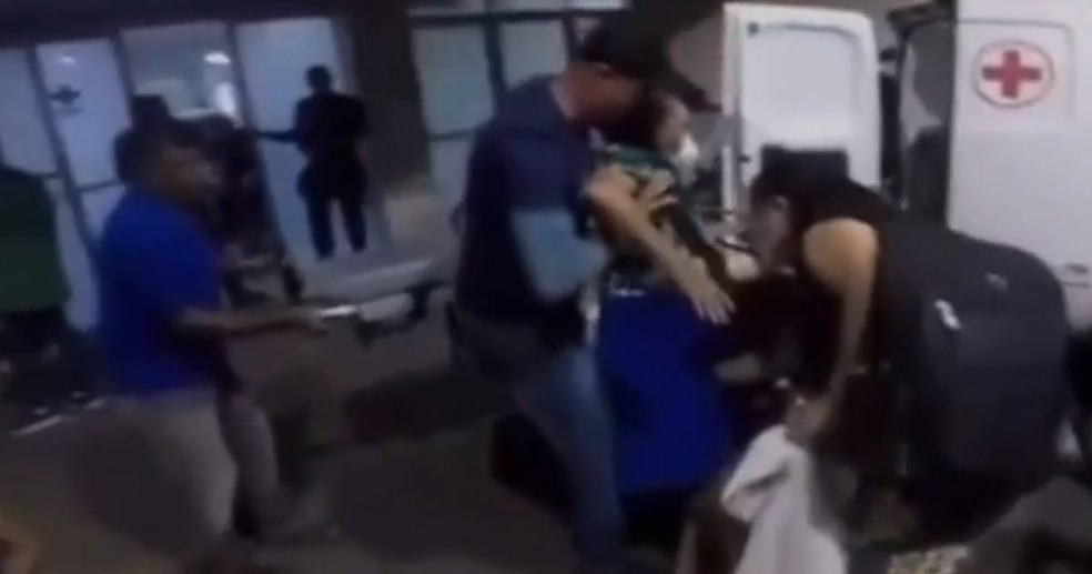 Vídeo registrou momentos após a queda, quando voluntários reergueram a paciente — Foto: Reprodução