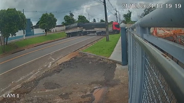 VÍDEO: Carreta sem motorista cruza rodovia movimentada e fica atravessada na pista, no Paraná