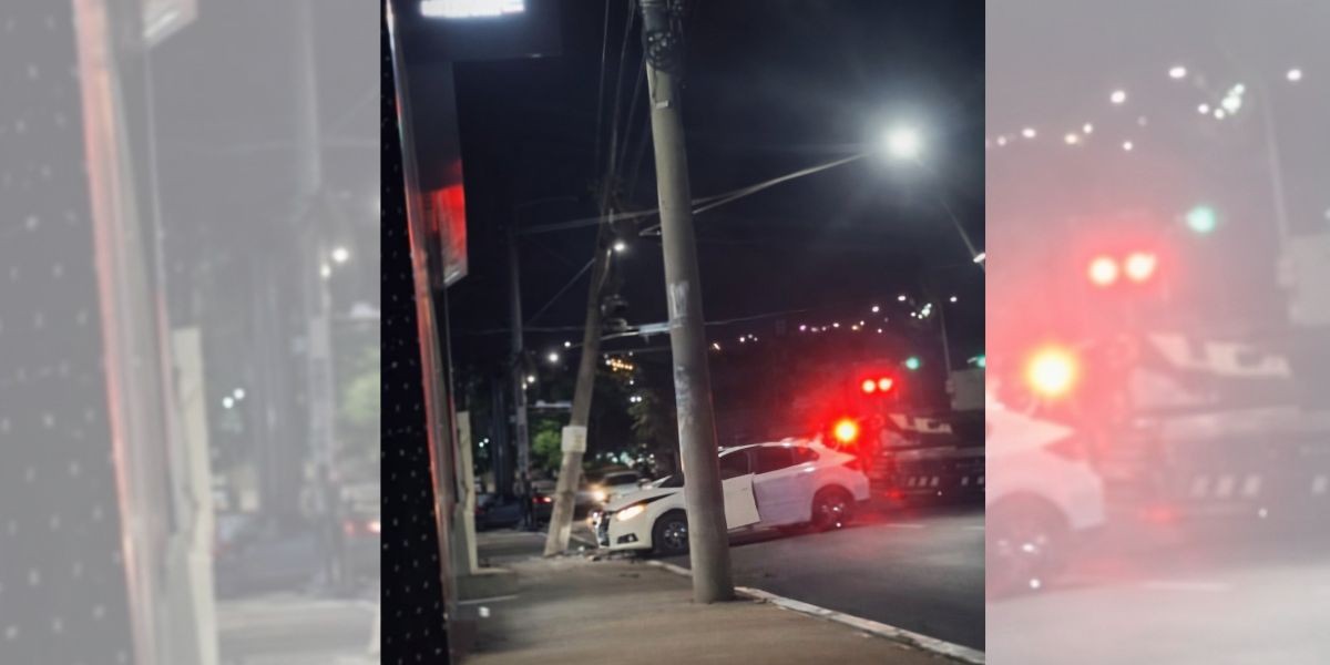 Motorista foge após atingir poste na Avenida Nações Unidas em Bauru; estrutura corre risco de cair