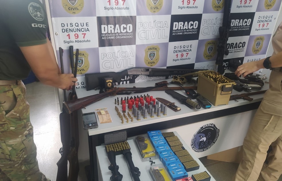 Armas foram apreendidas em Campina Grande — Foto: Ewerton Correia/TV Paraíba