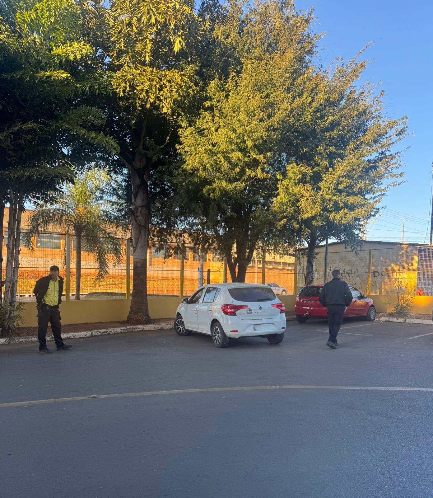Sem carteira, mulher vai dirigindo para prova teórica no Detran do DF e é flagrada na saída; veja foto