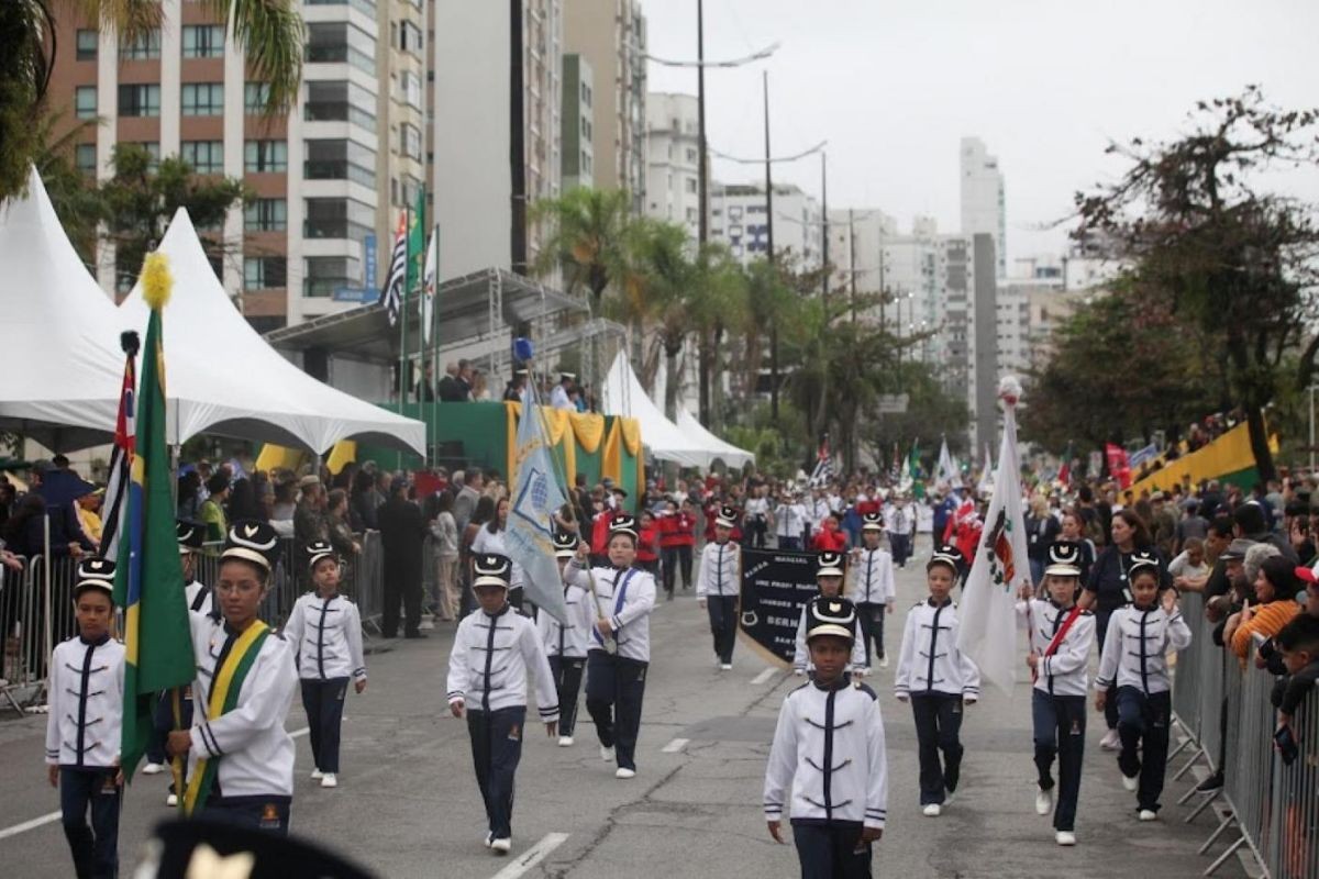 Santos, SP, antecipa comemorações da Independência com hasteamento de bandeiras e desfile na orla; veja programação
