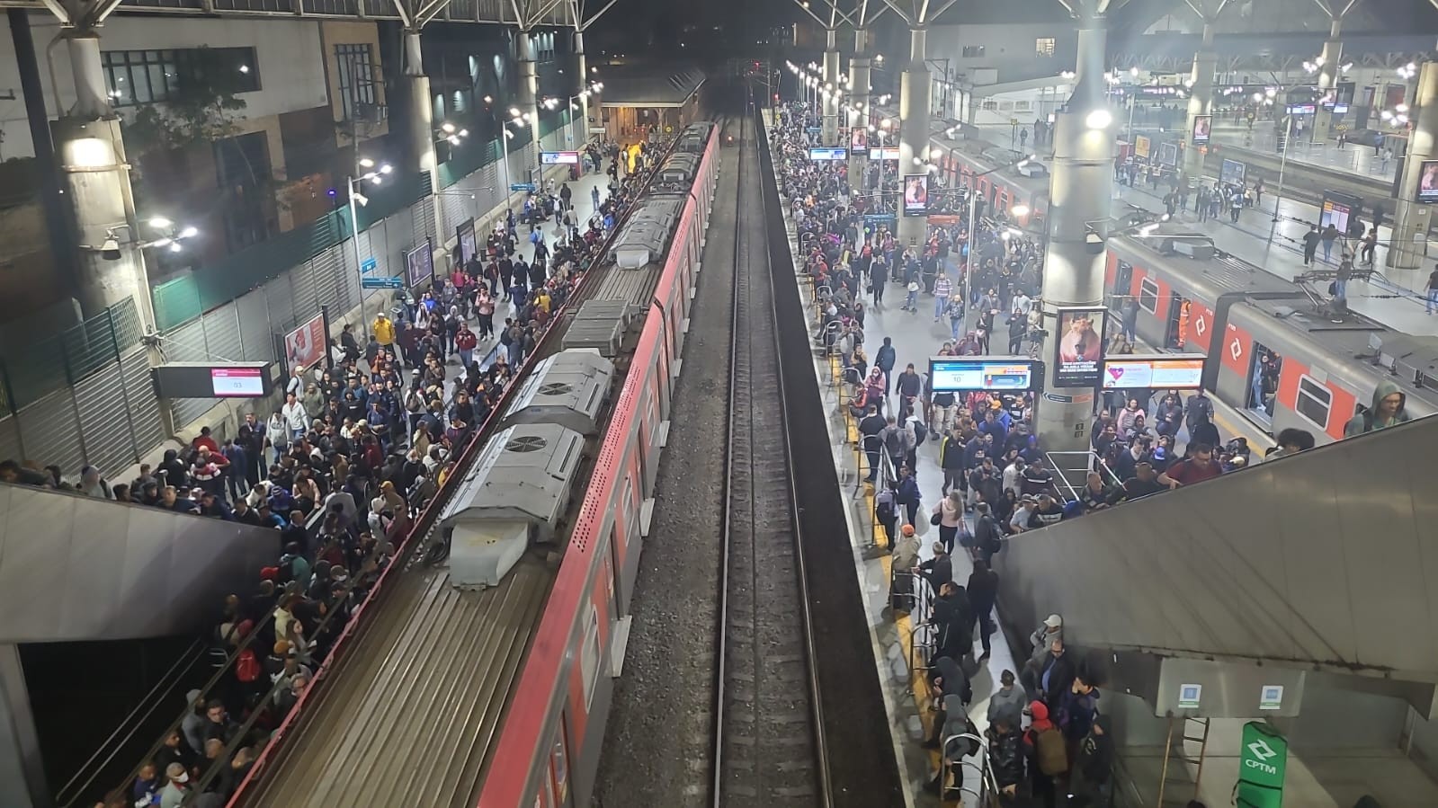 Falha em veículo de manutenção causa lentidão e plataformas lotadas na linha 7-Rubi, da CPTM, na manhã desta segunda-feira 