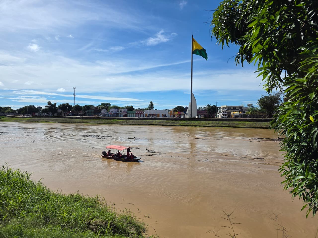 Rio Acre recebe 1ª descida de boia e procura supera vagas em Rio Branco