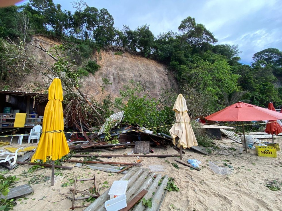 Deslizamento de terra em falésia em Pipa destruiu barracas — Foto: Tom Guedes/Inter TV Cabugi