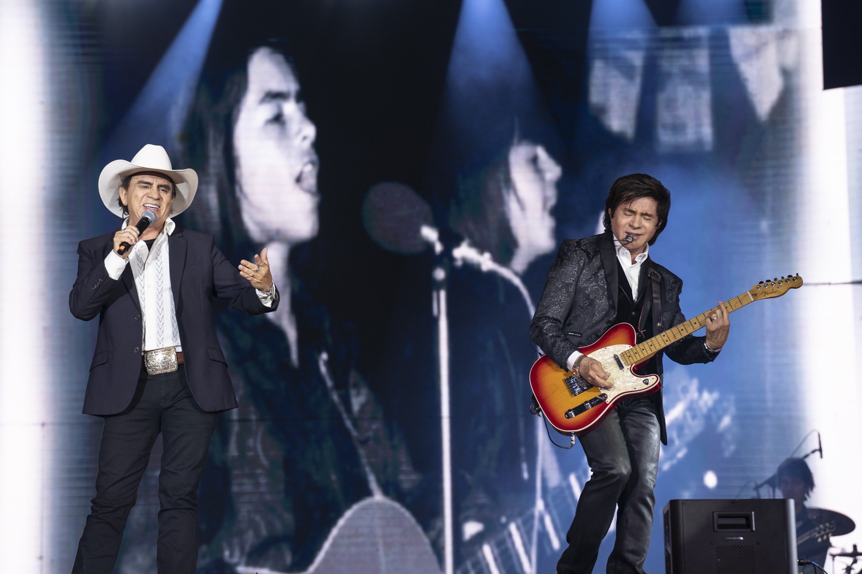 Chitãozinho e Xororó encantam arena de Barretos com coro poderoso em show só de hits e assistem revelação de gravidez no palco