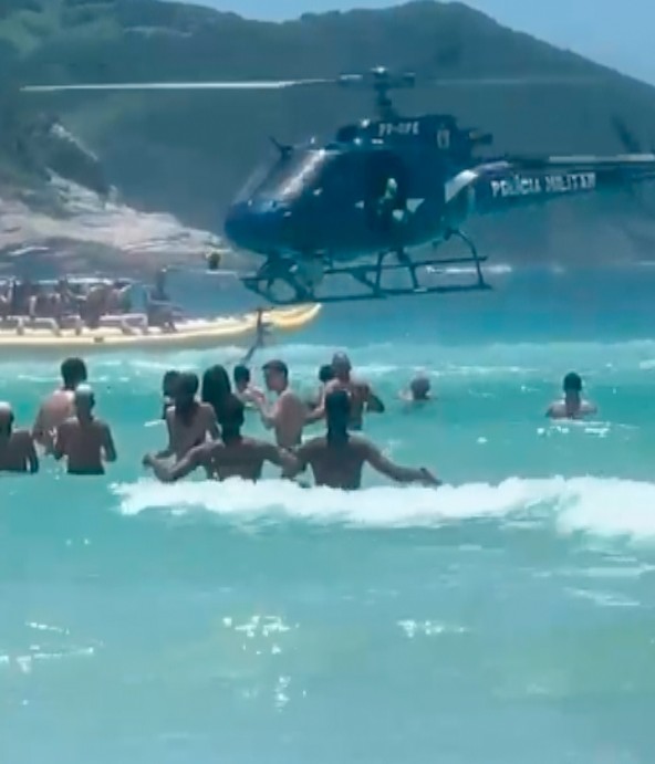 Fuzil cai de helicóptero da PM no mar e banhista devolve arma em Cabo Frio; VÍDEO