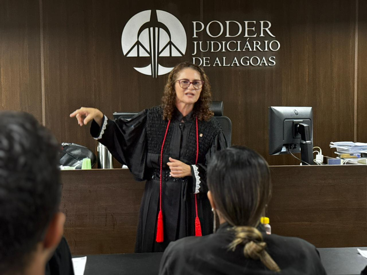 Madrasta é condenada a mais de 17 anos por jogar enteado do 4º andar em Maceió