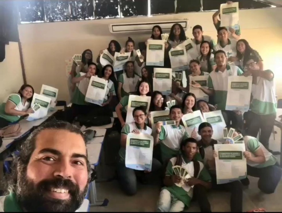 O livro foi publicado no fim de 2023, feito pela turma de formandos da escola, em Amontada, no Ceará. — Foto: Arquivo pessoal