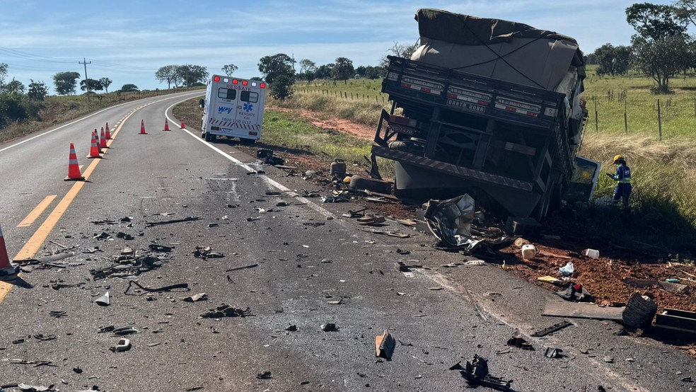 Caminhoneito foi socorrido com fratura na perna após acidente na MS-112. — Foto: Divulgação PMR