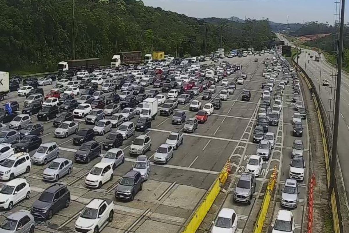 Anchieta e Imigrantes apresentam congestionamento em direção ao litoral de SP após o Natal