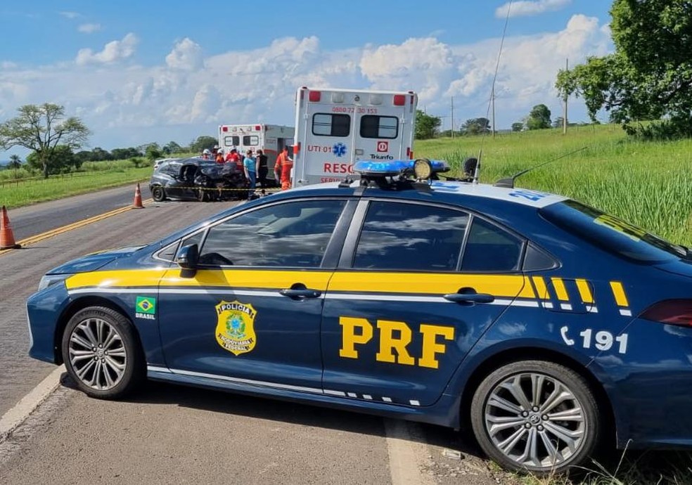 Motorista e passageiro morrem após batida frontal entre carros na BR-153 em Icém (SP) — Foto: Polícia Rodoviária Federal/Divulgação