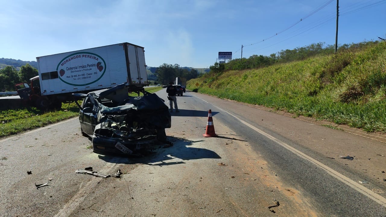 Mulher morre após batida entre carro e caminhão na Fernão Dias