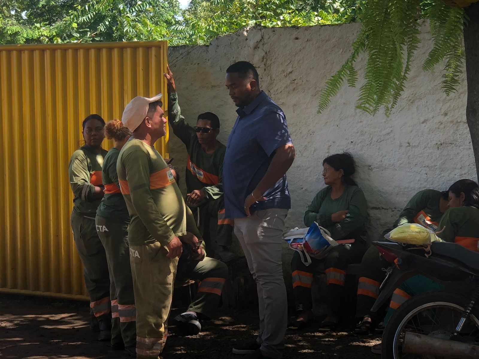 Trabalhadores da limpeza pública de Teresina realizam paralisação por falta de pagamento de insalubridade