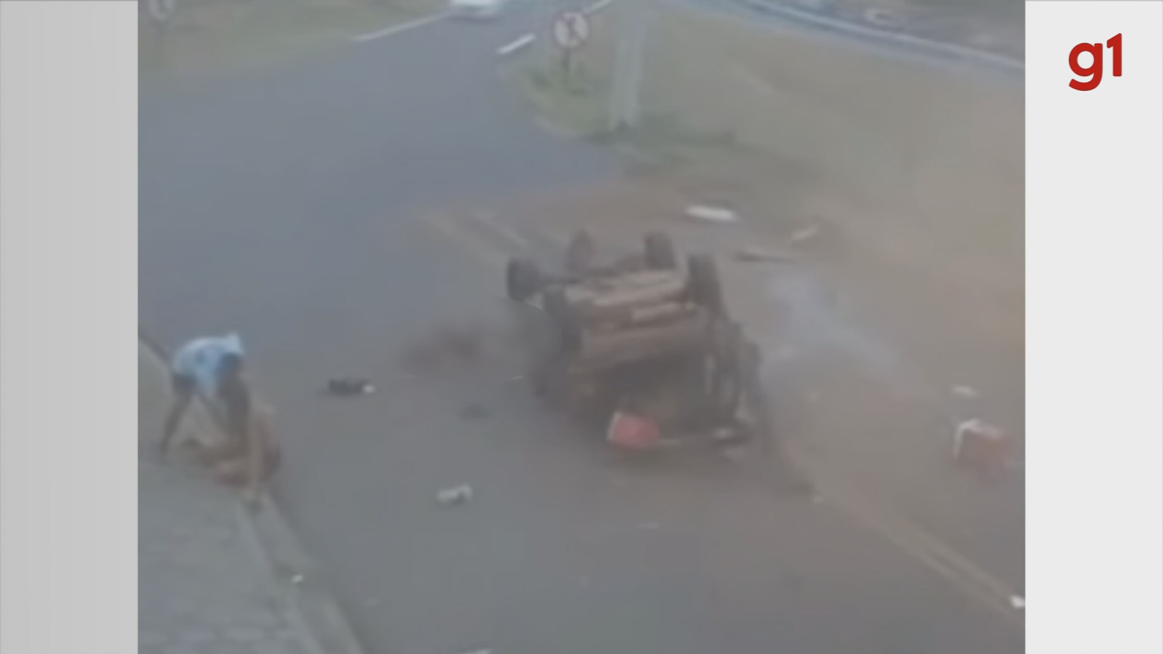 VÍDEO: duas pessoas são arremessadas de carro que capotou em Bauru; motorista foi preso 