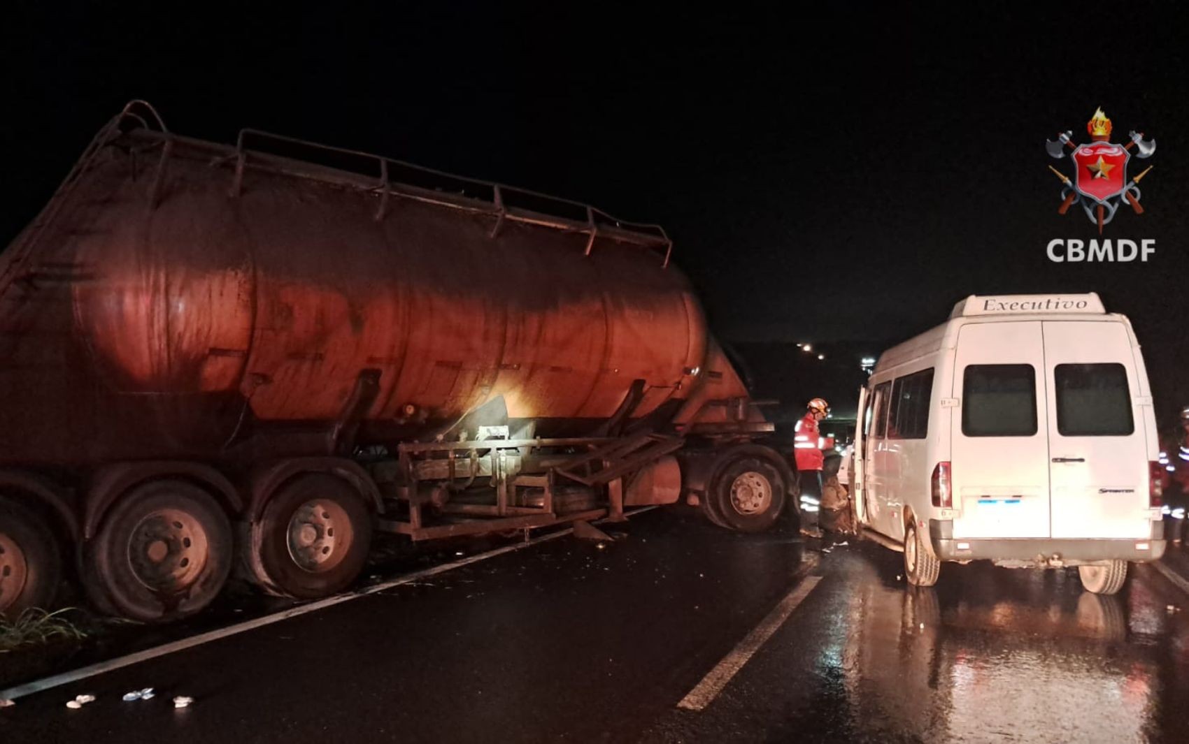 Van que se envolveu em acidente com carreta transportava universitários da UEG e Iesgo, diz PRF