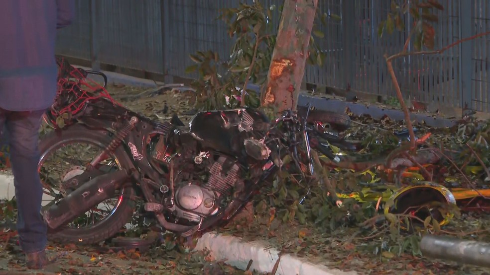 Moto atingida por Porsche durante briga de trânsito na Avenida Interlagos, Zona Sul de SP. — Foto: Reprodução/TV Globo