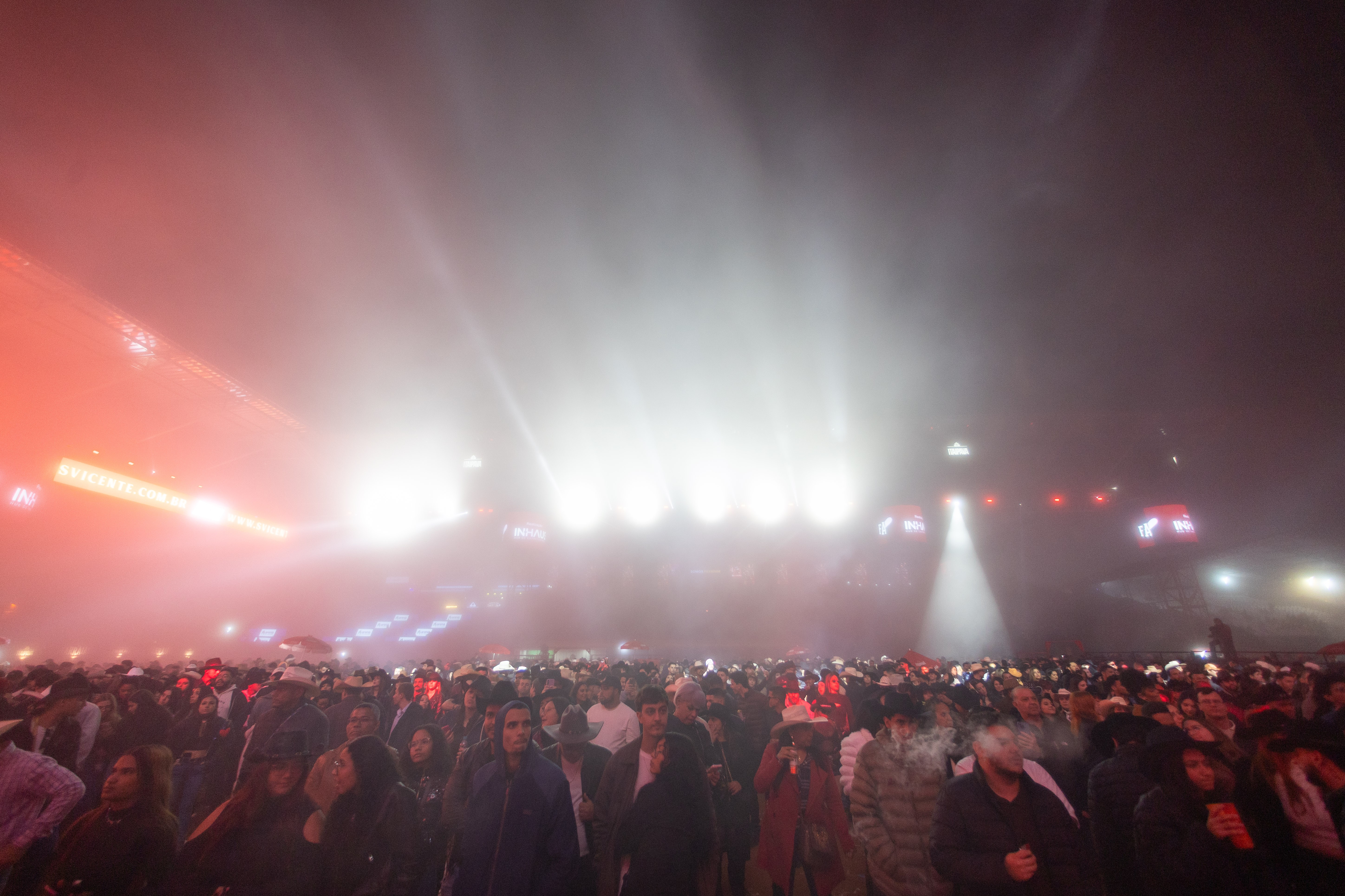 Com 'voo', gravações ao vivo e neblina, 3ª noite de Americana tem Gusttavo Lima como destaque