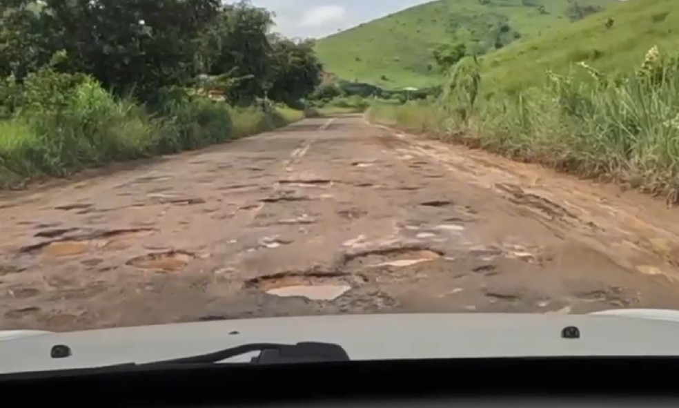 Estrada esburacada no Noroeste Fluminense — Foto: Reprodução InterTv RJ