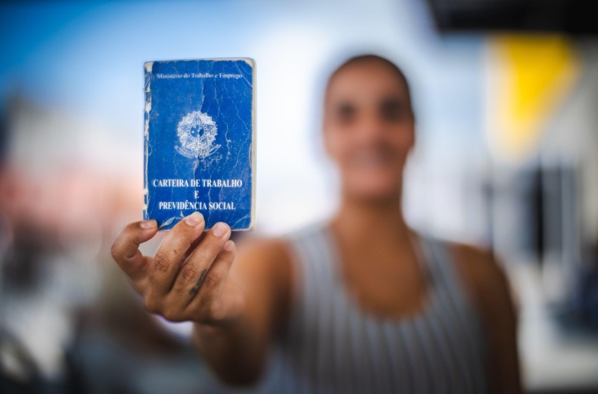 Desemprego fica em 5,6% no trimestre até maio, menor taxa para o período, diz IBGE