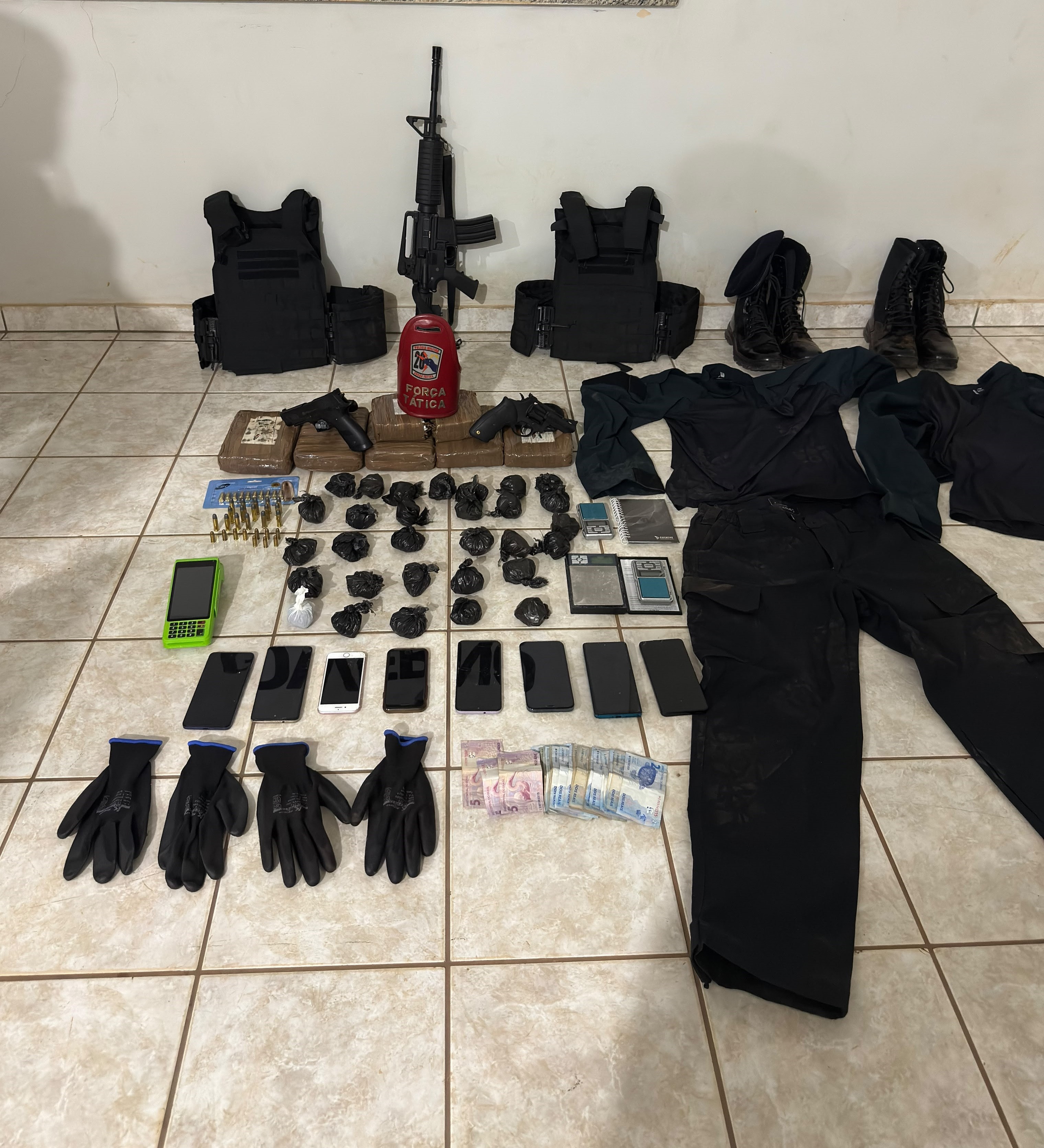 Polícia apreende réplicas de armas, fardas militares e drogas que iriam para garimpo em Roraima