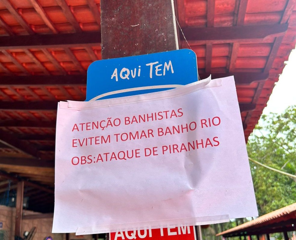 Placa colocada no balneário para avisar os banhistas sobre os ataques — Foto: Reprodução