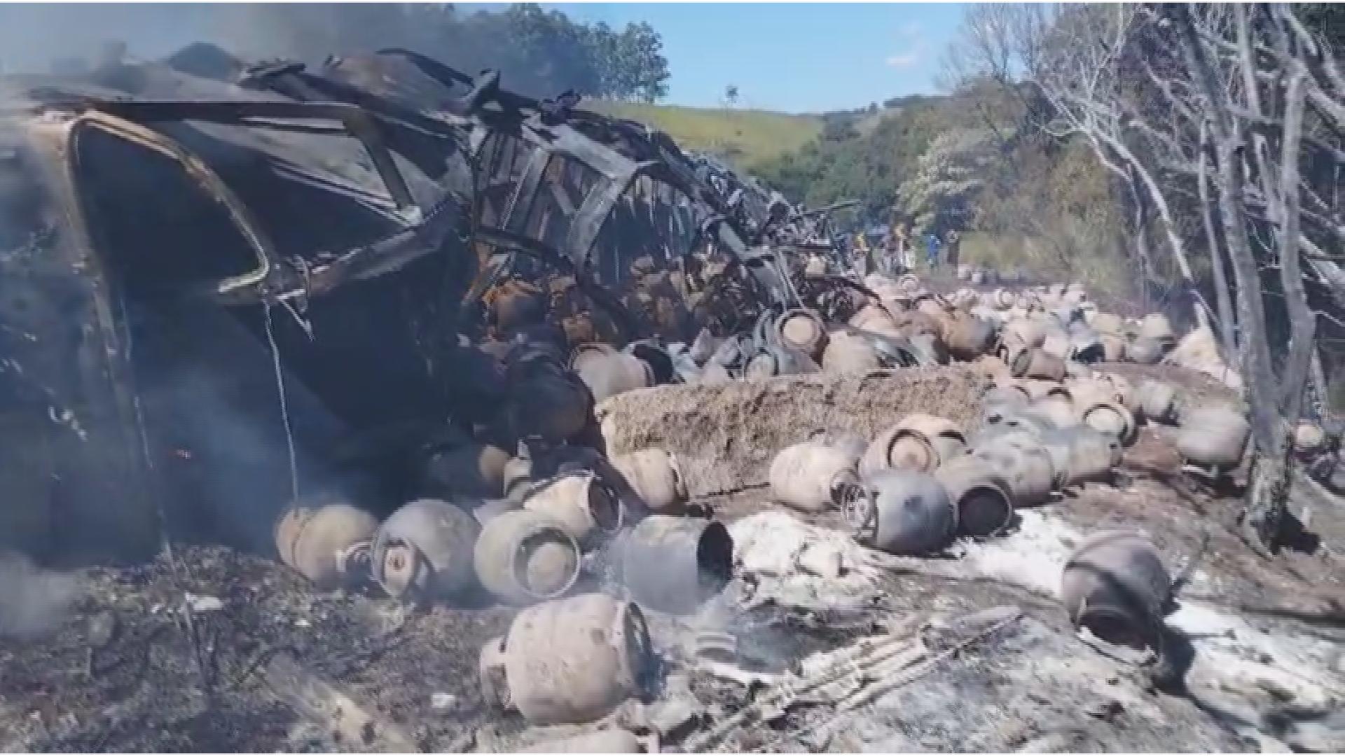 VÍDEO: Incêndio em caminhão carregado com botijões de gás interdita BR-277 em Nova Laranjeiras, diz PRF 